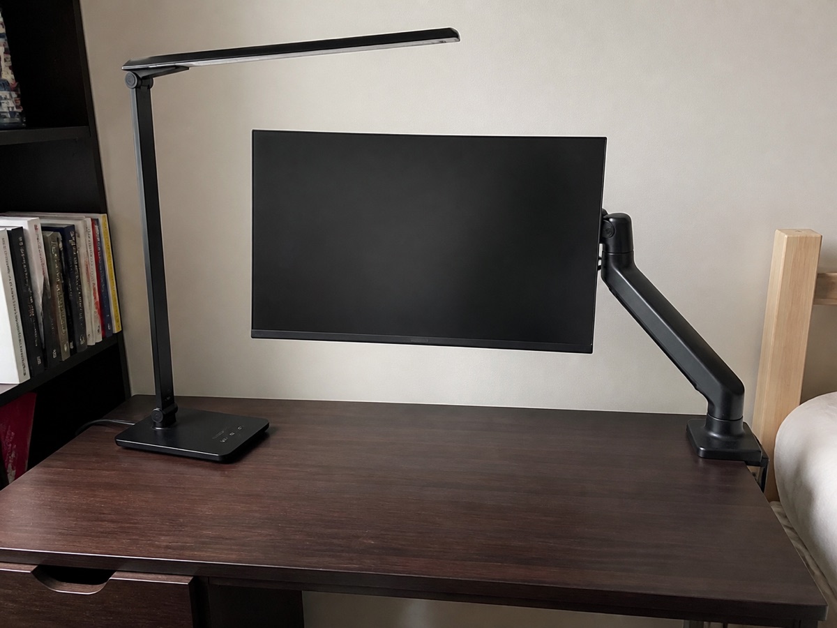 A real desk listing in the HolyUni second-hand marketplace